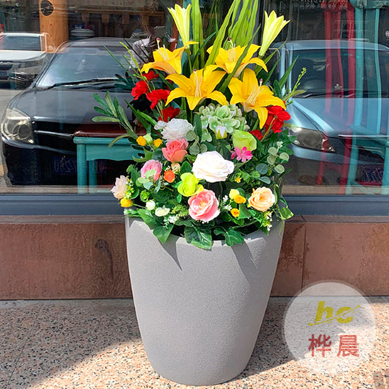 云南昆明商场定制玻璃钢彩绘花瓶成亮点